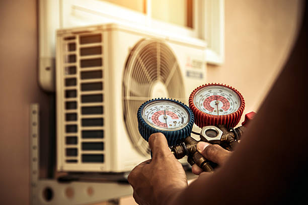Professional Hvac technician working in Los Alamitos, CA